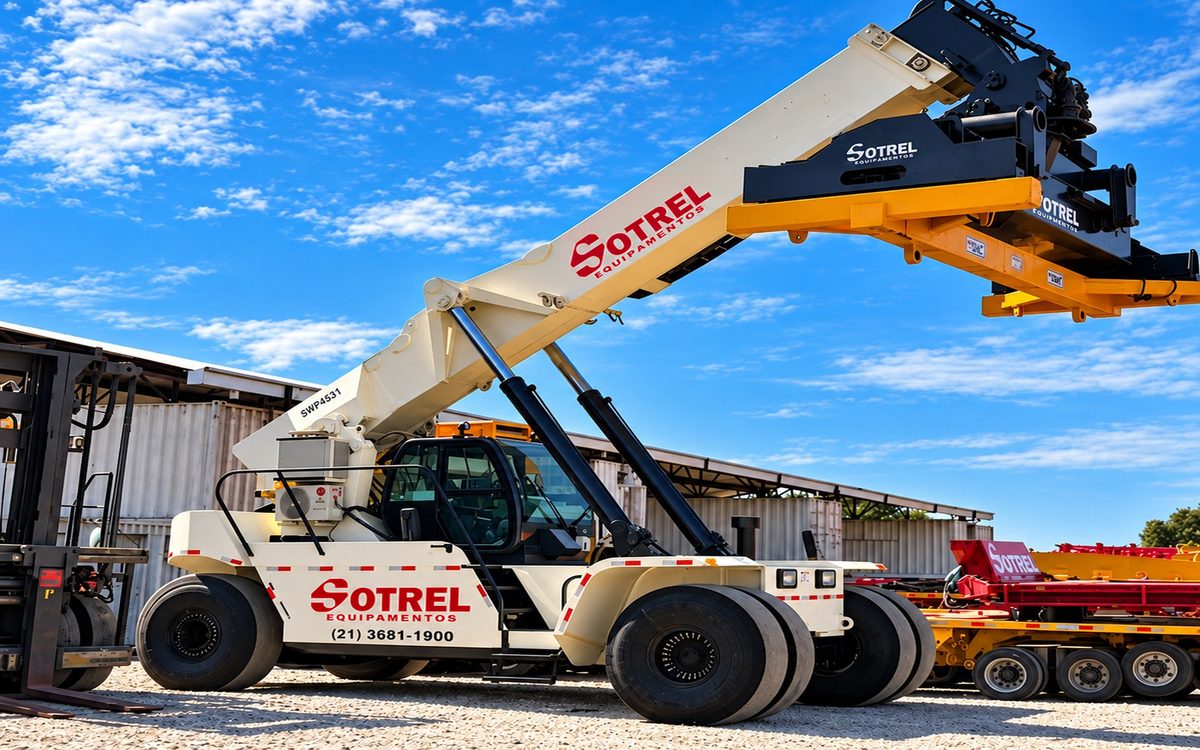 Reach stacker movimentando contêiner